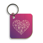 Obesek_srce_geometric Obesek z ilustracijo geometričnega srca z vijoličnim ozadjem