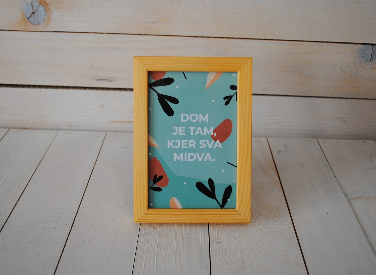 Uokvirjen svetlo moder plakat z napisom "Dom je tam, kjer sva midva"