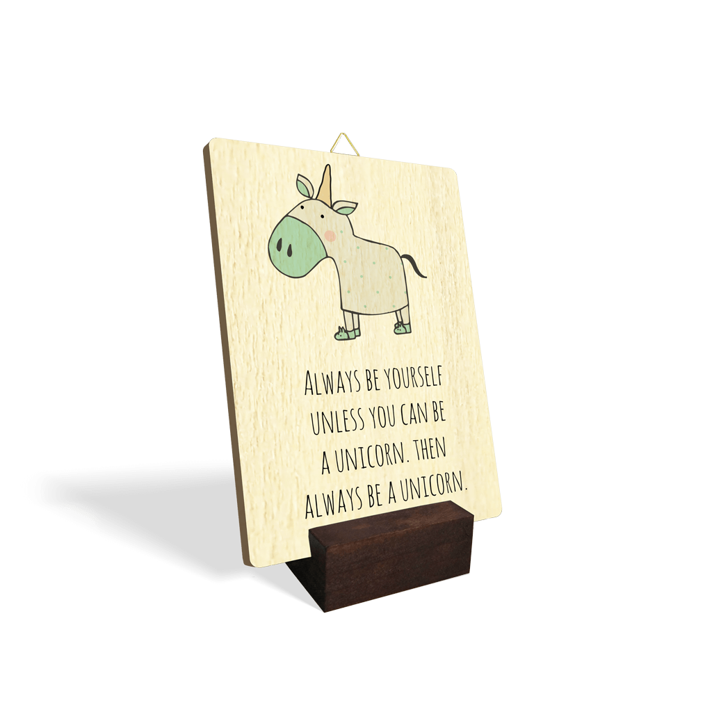 Lesena slika z napisom "Always be yourself unless you can be a unicorn. Then always be a unicorn." in ilustracijo zelenega osla