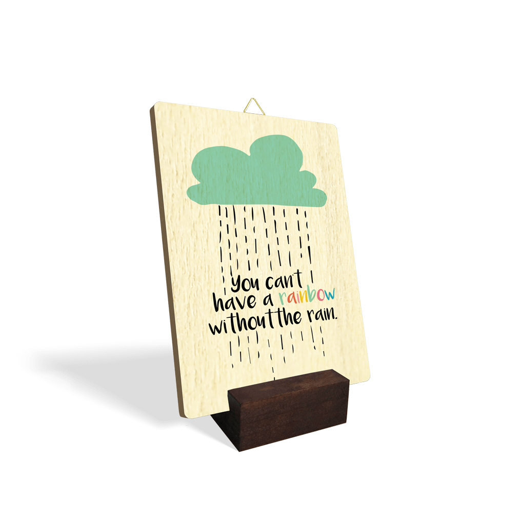 Slika_les_10x15_you_cant_have_rainbow_without_rain_SIDE Lesena slika z napisom "You can't have a rainbow without the rain." in ilustracijo deževnega oblaka
