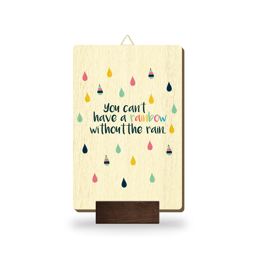 Slika_les_10x15_you_cant_have_rainbow_without_rain_kapljice Lesena slika z napisom "You can't have a rainbow without the rain." in lustracijo barvnega dežja