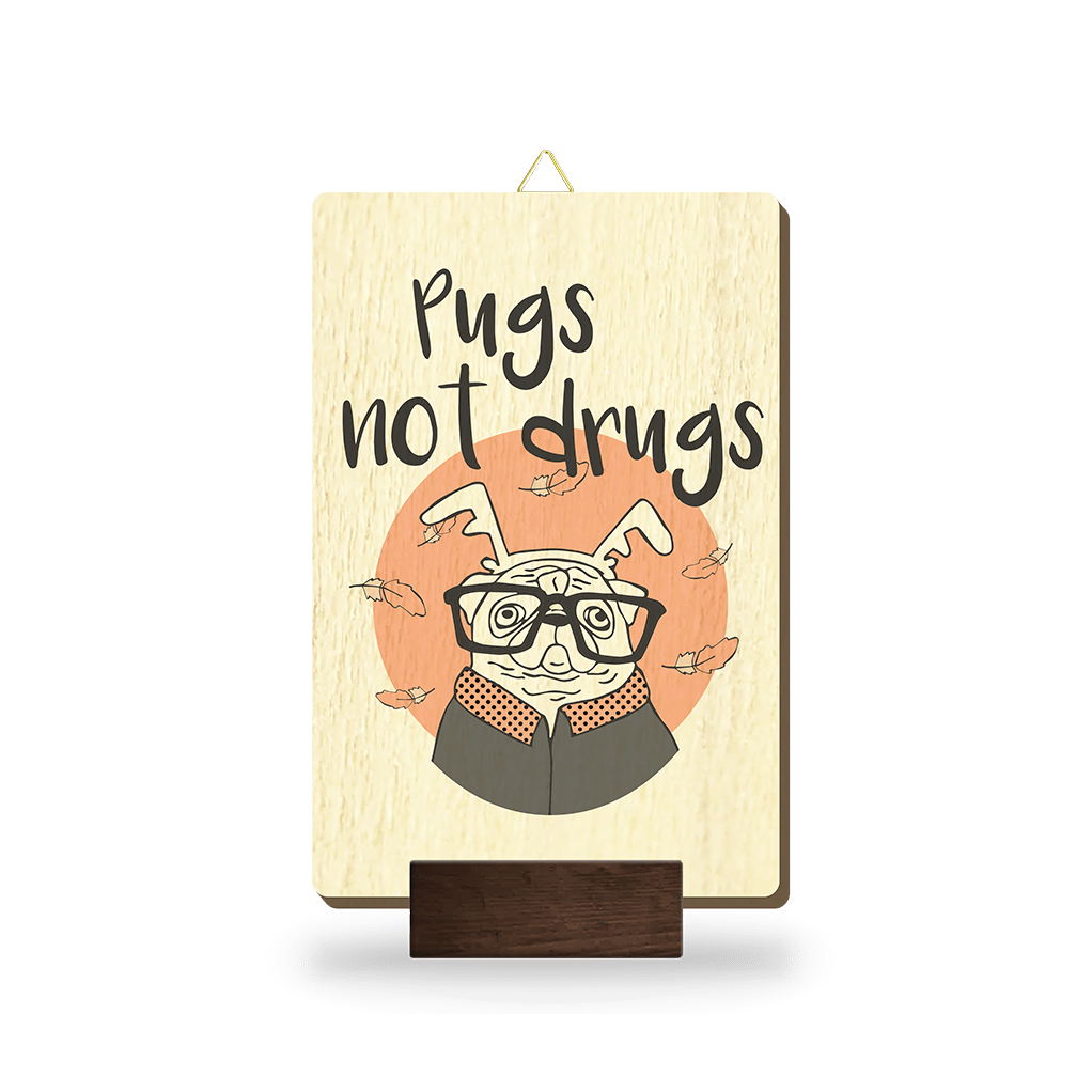 Slika_les_10x15_pugs_not_drugs Slika les z napisom "Pugs not drugs" in grafiko psa