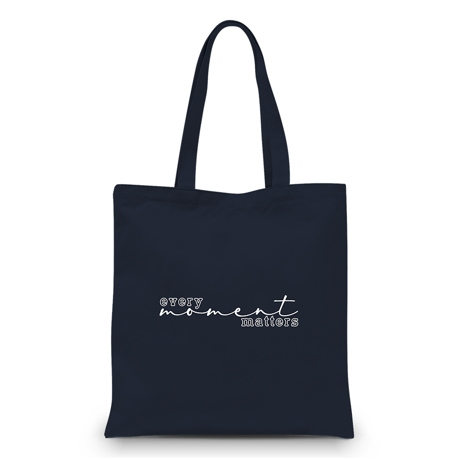 Vreca_every_moment_matters_navy Modra vreča z napisom "every moment matters"