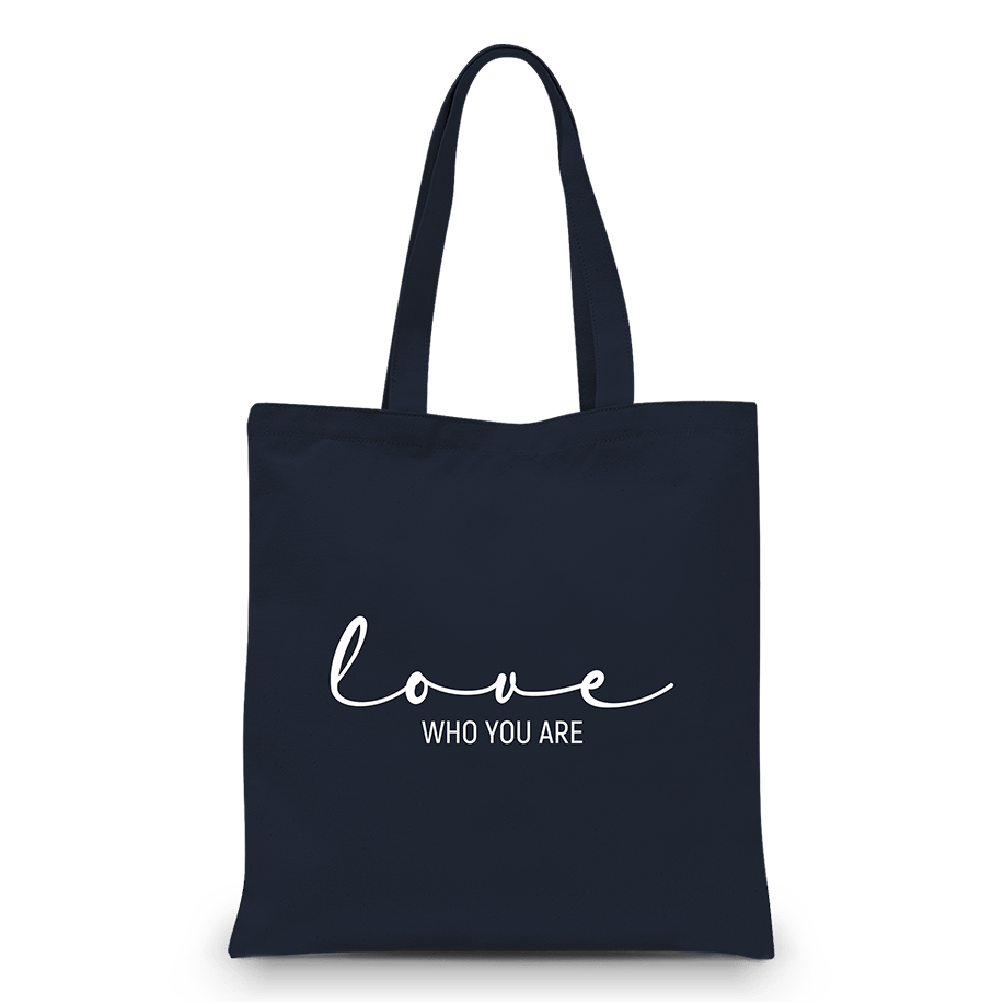 Vreca_love_who_you_are_navy Navy modra bombažna vreča z napisom ''love who you are''